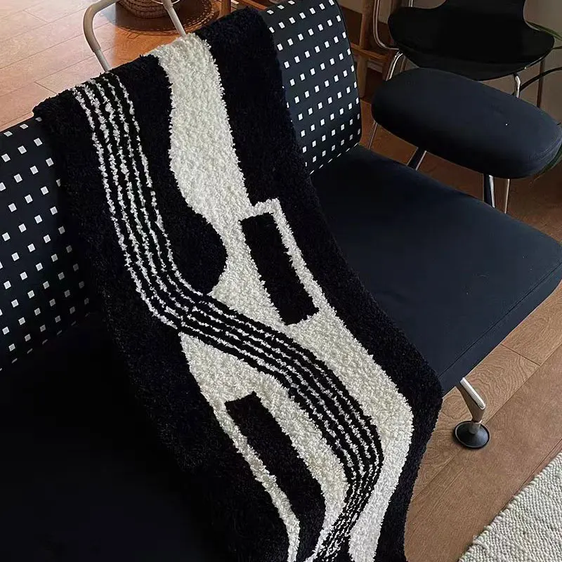 Ковер для спальни прикроватный длинный полосатый коврик ног черно-белый