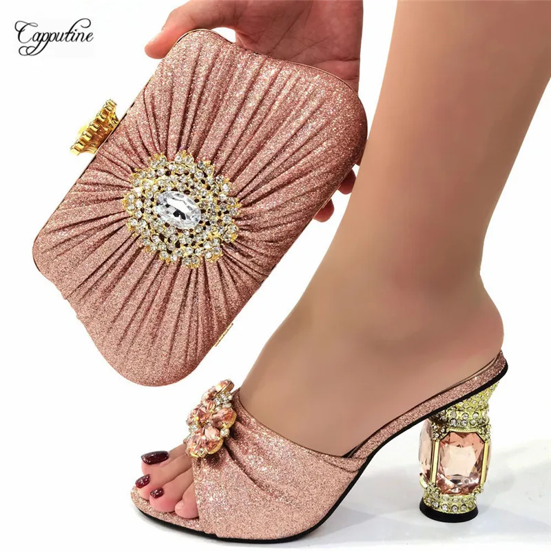 

Комплект из туфель и сумочки на высоком каблуке, розового золота