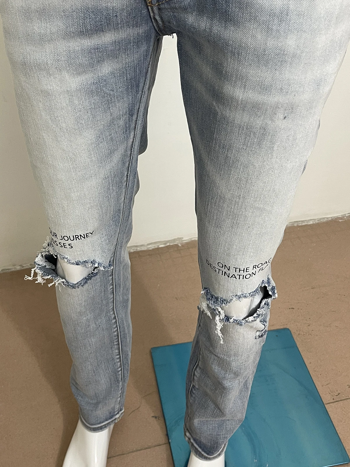 Spring/Summer 2023 new style D2 jeans men wash knee holes light blue loose button lettered printed jeans men