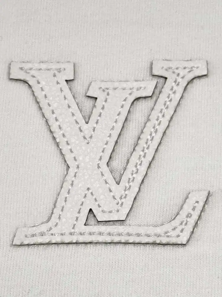 Новая летняя женская футболка удобная красивая и многофункциональная. |