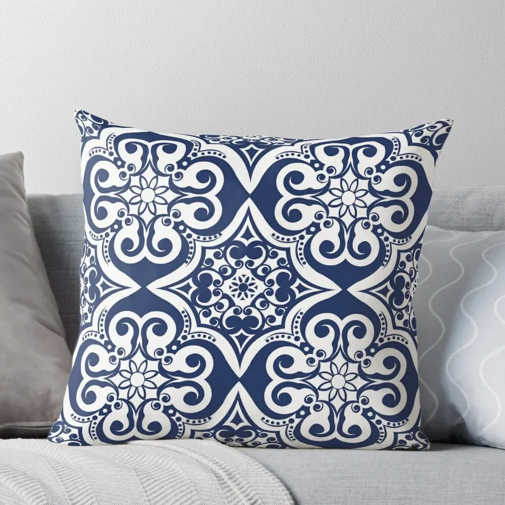 Темно-синяя декоративная подушка