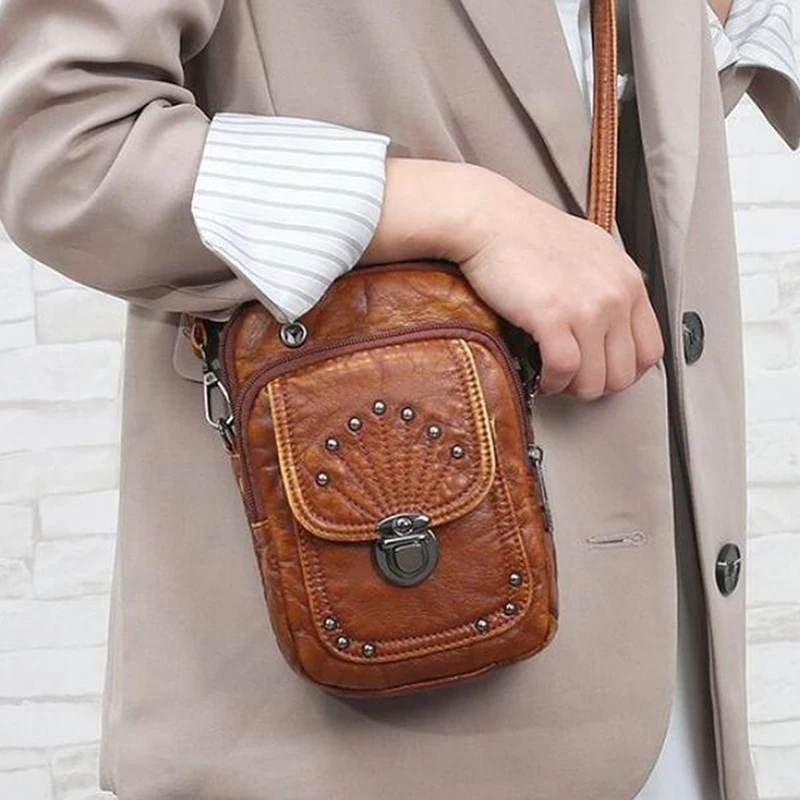 

Новинка 2022, женские сумки, сумка-мессенджер из мягкой кожи, Сумка с заклепками и врезным замком, женские сумки из черной потертой кожи с диаг...