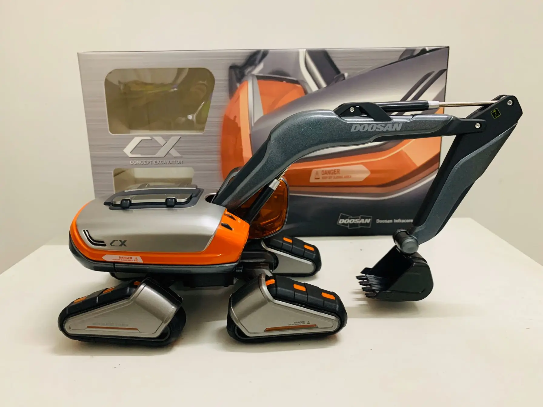 Doosan Concept CX Excavator-Новинка с листком клевера 1:40 литая модель новая