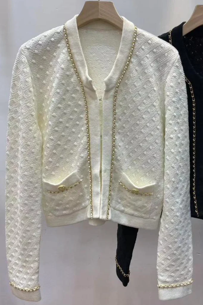 

2023 Модный женский вязаный кардиган с контрастной цепочкой, полный дизайн