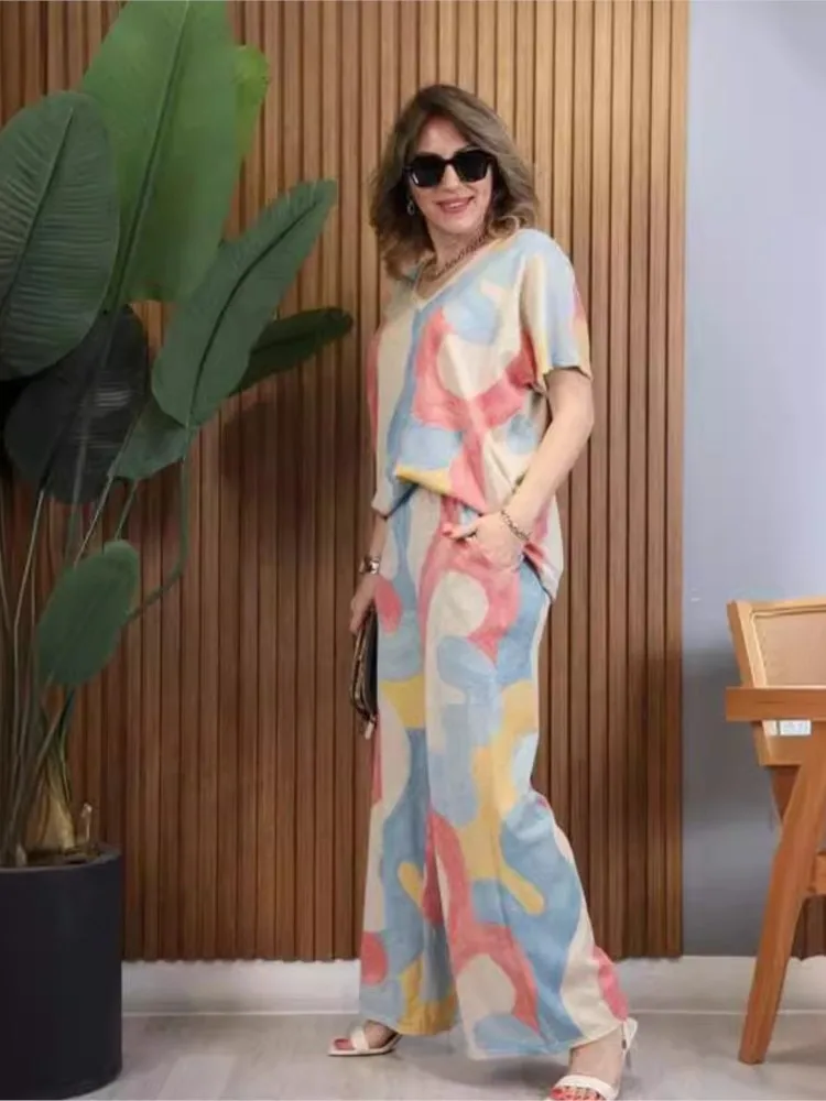 Женский брючный костюм из футболки с коротким рукавом и брюк широкими штанинами