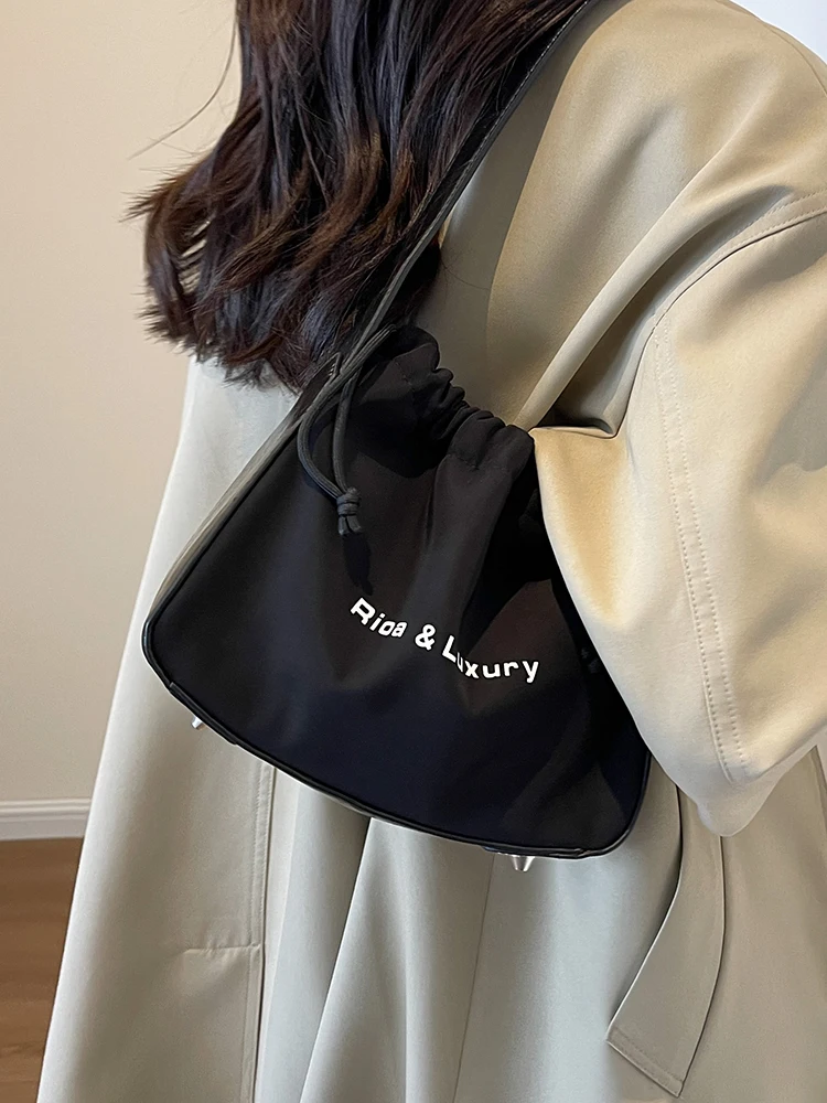 Летняя текстурированная нейлоновая маленькая женская сумка 2023 новая модная в