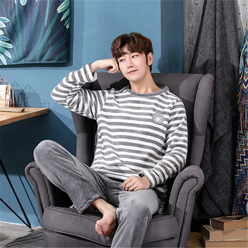 Thicken Flannel Men's Pajamas 2 Pieces Suit Fashion Print Feather Home Clothes Loose Soft Homewear Pajamas Warm Winter Sleepwear