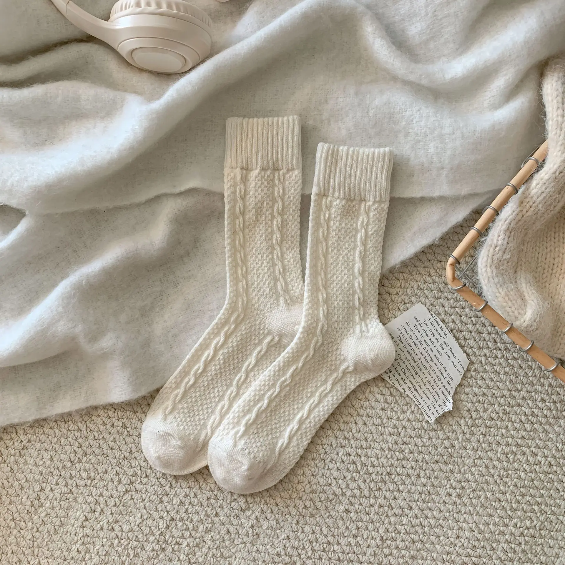 Осенние и зимние шерстяные женские носки простые однотонные средней длины в