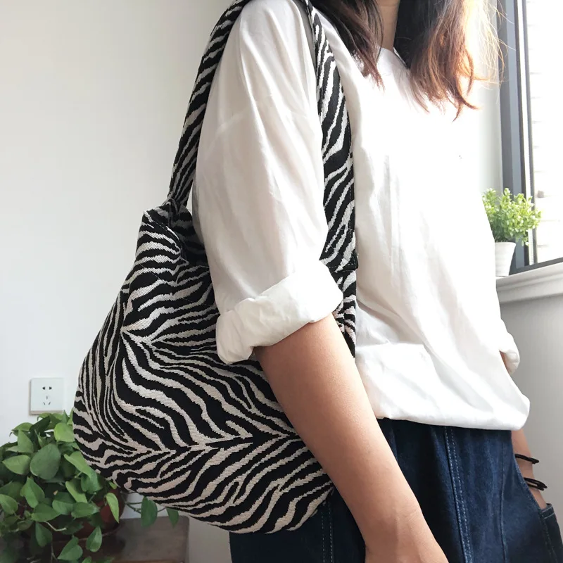 

2022 New Spring Autum Fashion Large Capacity Zebra Canvas Handbag Women Bag Shoulder Bag New Shopping Tote Bag