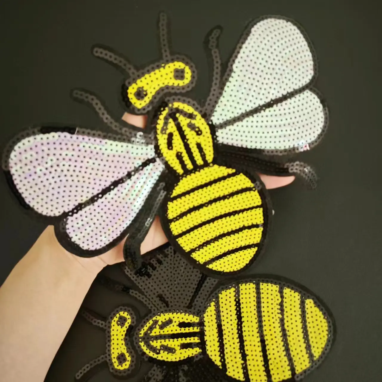 Сверкающая нашивка с блестками в виде мультяшной пчелы сделай сам пришитая