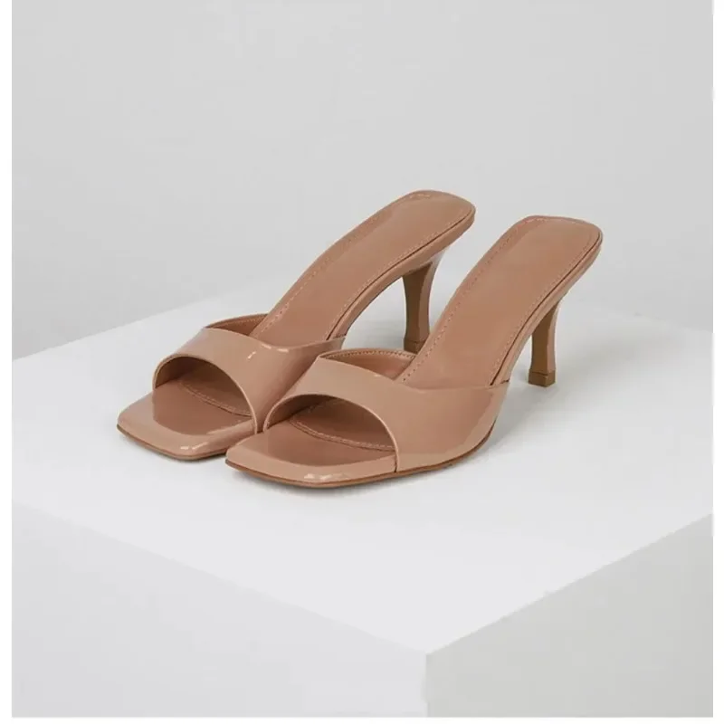 Женские шлепанцы на высоком каблуке