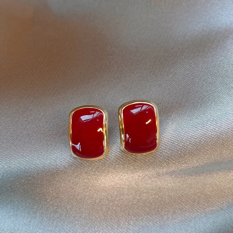 Женские серьги-гвоздики в форме буквы C сладкого красного цвета простая