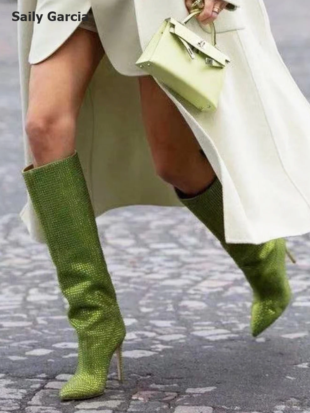 Женские сапоги до колена с острым носком на молнии сбоку