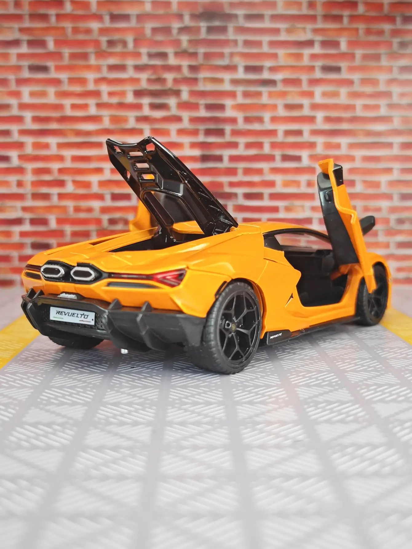 Модель автомобиля Lamborghini Revuelto из сплава металлов в масштабе 1:32 с открывающимися дверями, имитацией звуковых и световых эффектов, богатой детализацией. (art.: 3920d8ddfa035) - 3920d8ddfa035