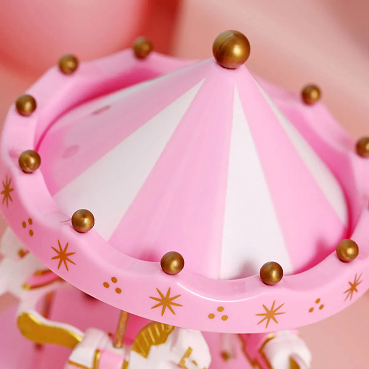 Музыкальная шкатулка в виде карусели на 360 ° светильник световым эффектом