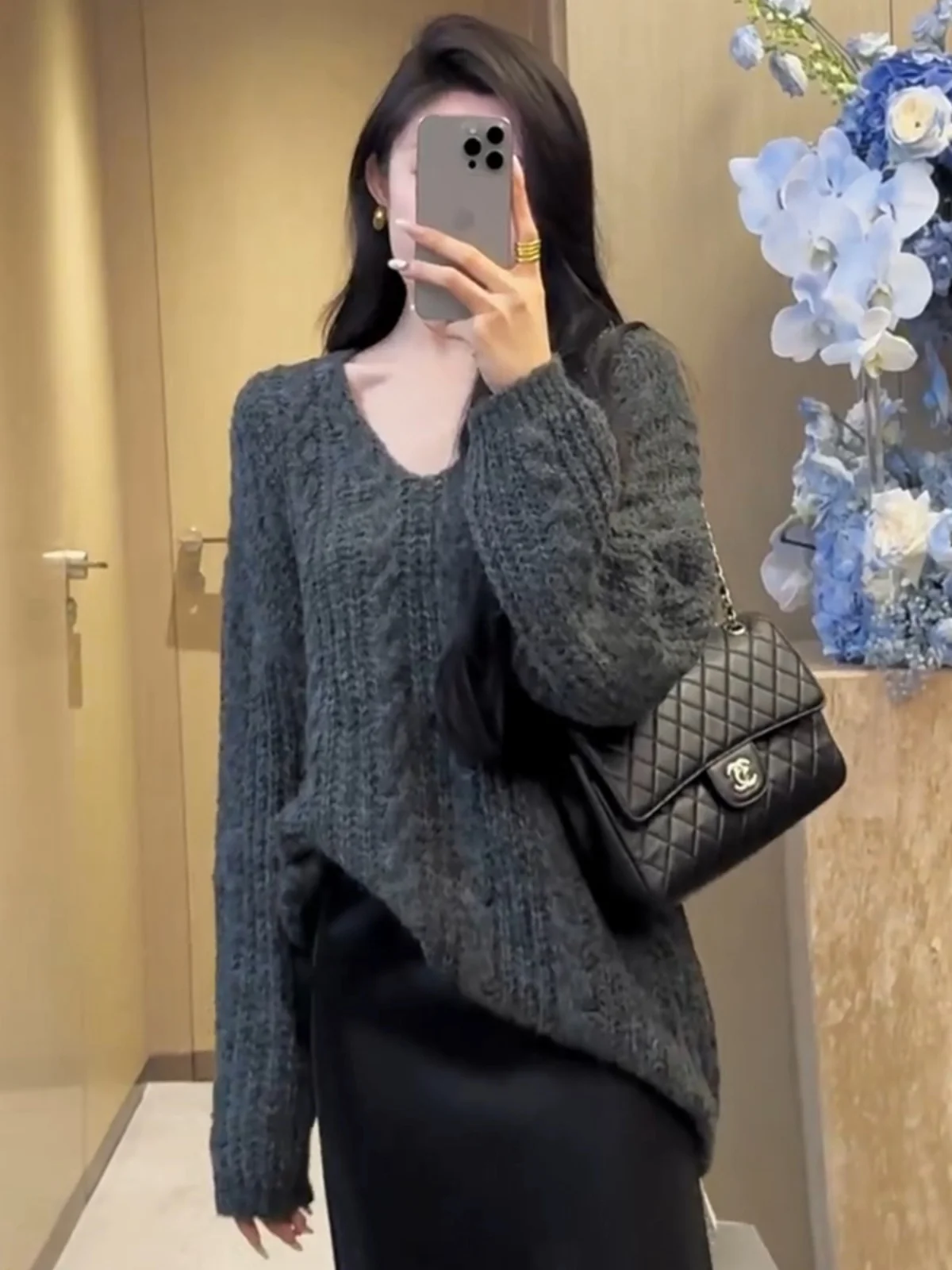 Женский вязаный свитер с v-образным вырезом и длинными рукавами осень зима 2024