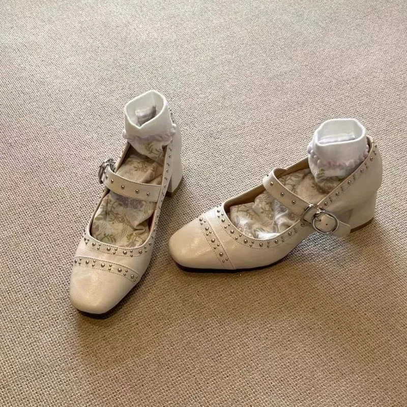 Новинка осени женские модные туфли с квадратным носком заклепками и