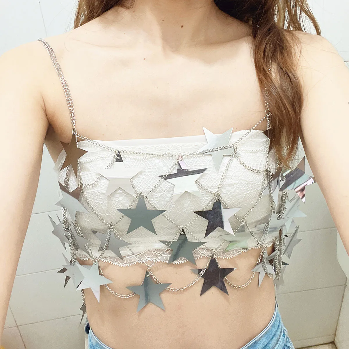 

Женское боди с юбкой в виде пятиконечной звезды и металлической цепочкой