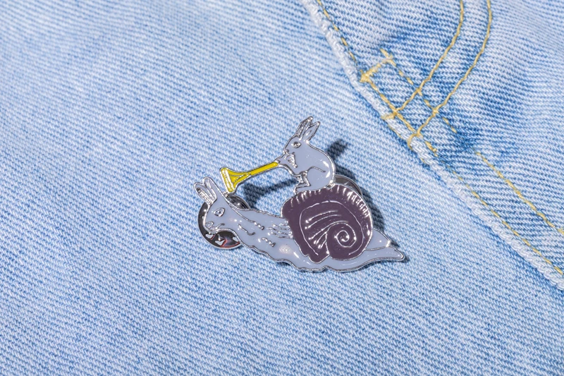 

Металлическая эмалированная булавка в виде кролика улитки