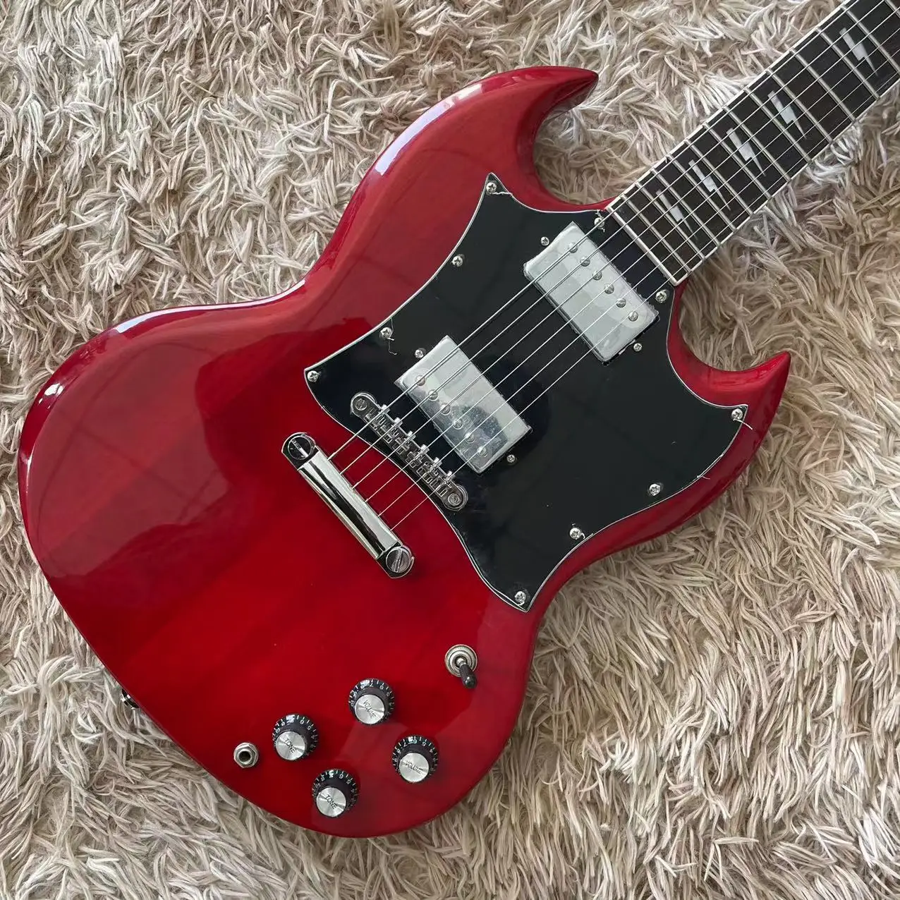 

SG all-in-one electric guitar, red mahogany body, LP pickup, LP string bridge, black guard, rosewood fingerboard lightning inlay