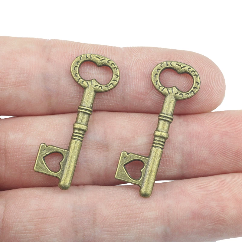 

Factory Price 50 Pieces/Lot 34mm*12mm Antique Bronze Plated Heart Shaped Vintage Metal Key Charm
