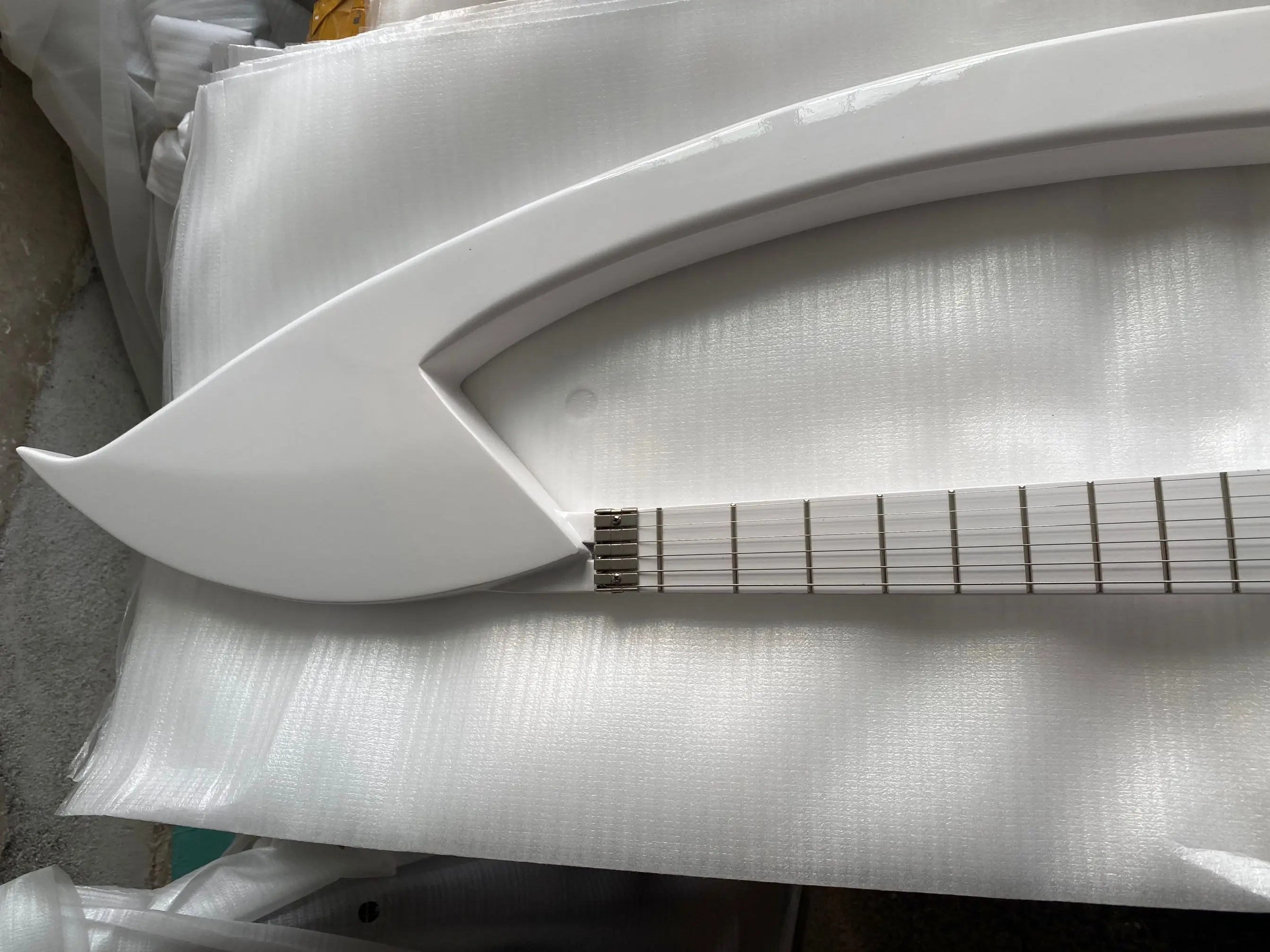 Электрогитара YUMIYA Prince Model C белая хромированная Tremolo Производство Корея - купить