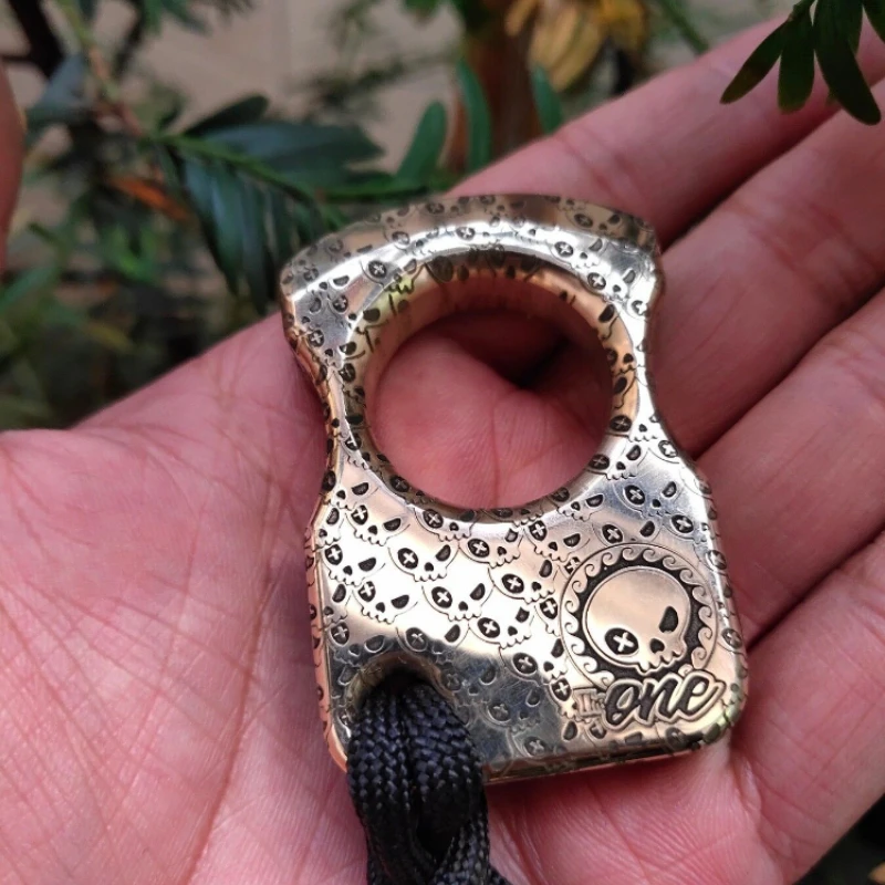 

Full carved skull, brass knuckles, stainless steel material, normal usage marks