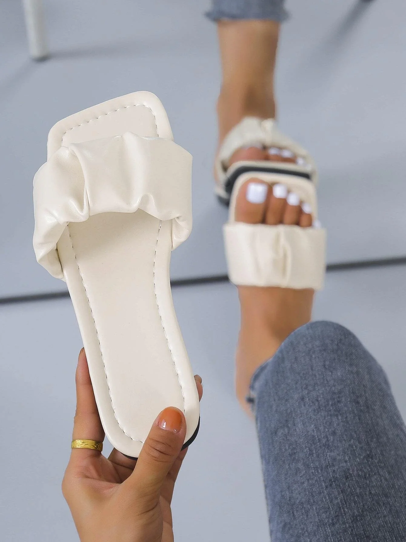 

Minimalist Ruched Detail Slide Sandals