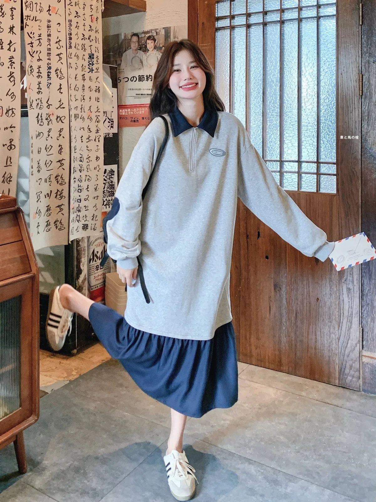 Серое лоскутное платье с капюшоном в стиле преппи женское осеннее 2024 новая