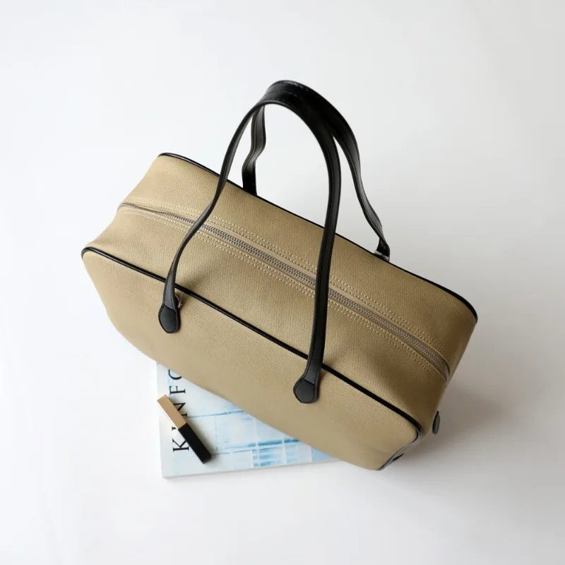 Подходящая по цвету сумка на плечо под мышками большая вместительная