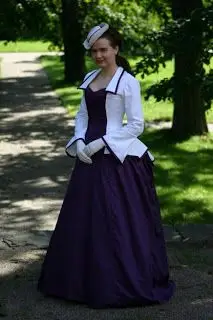Женский костюм в стиле эдвардиана, белое и фиолетовое платье в викторианском стиле 1920-х годов