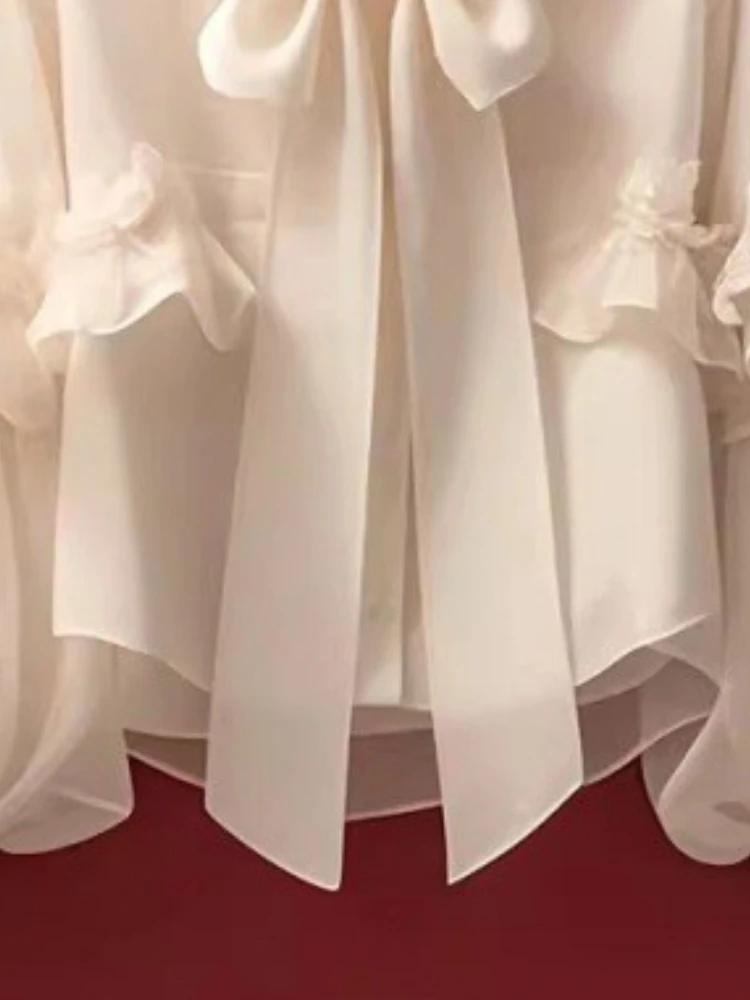 Женская блузка с бантом рукавами-фонариками и оборками