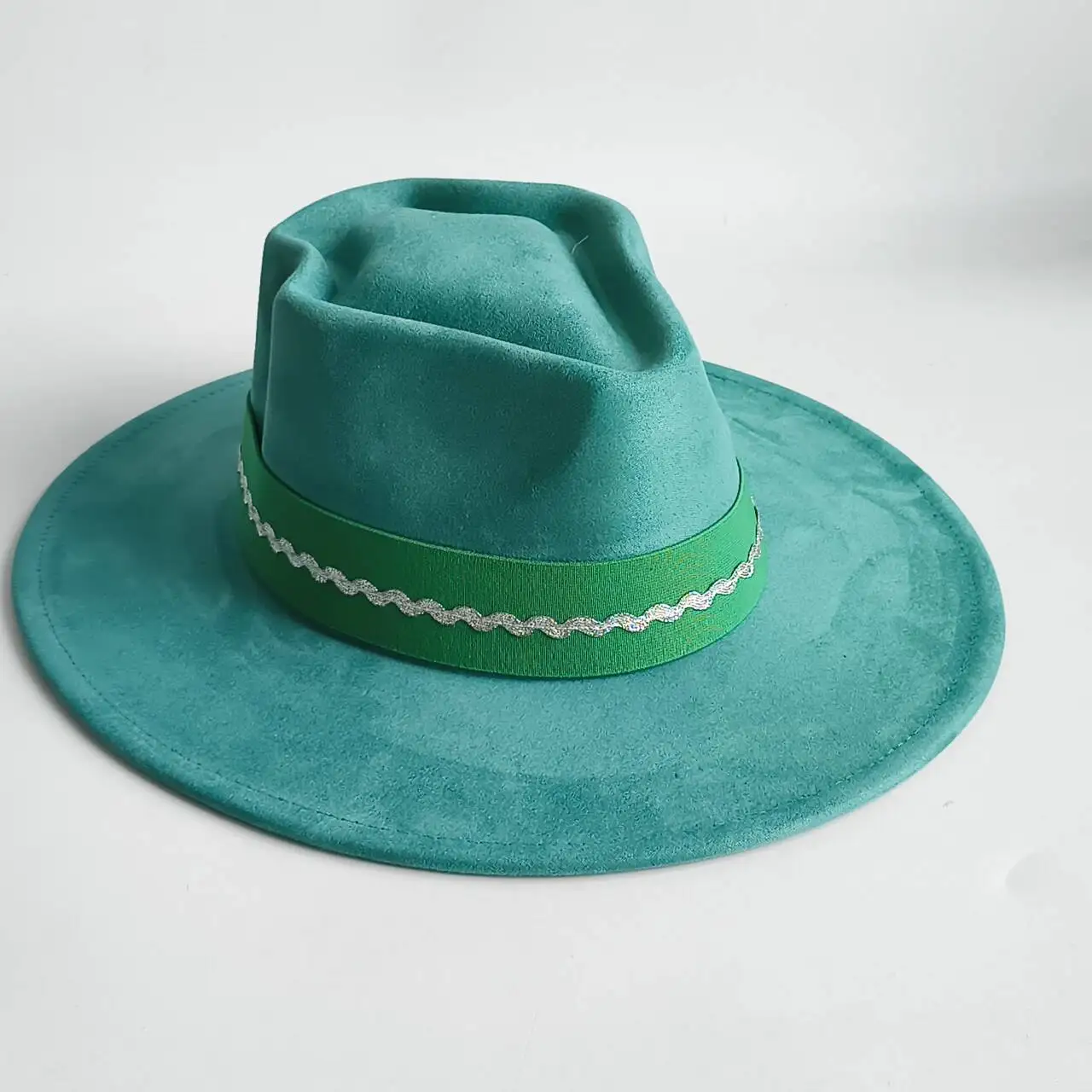 Фото Свежая бирюзовая шляпа-федора в стиле бохо-вестерн. |   Шляпа с широкими полями из искусственной замши с блестящей лентой «рик-рак», поддерживается оптовая продажа OEM. №3