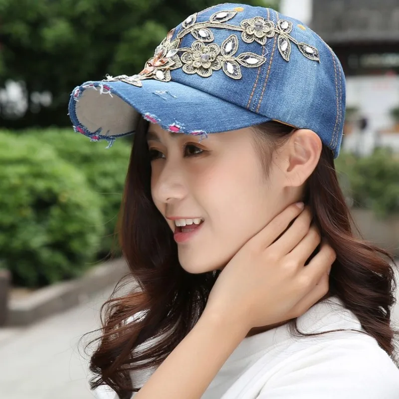 Кепки женские модные. Бейсболка женская летняя. Кепки для женщин. Кепки для женщин. Девушка в бейсболке.