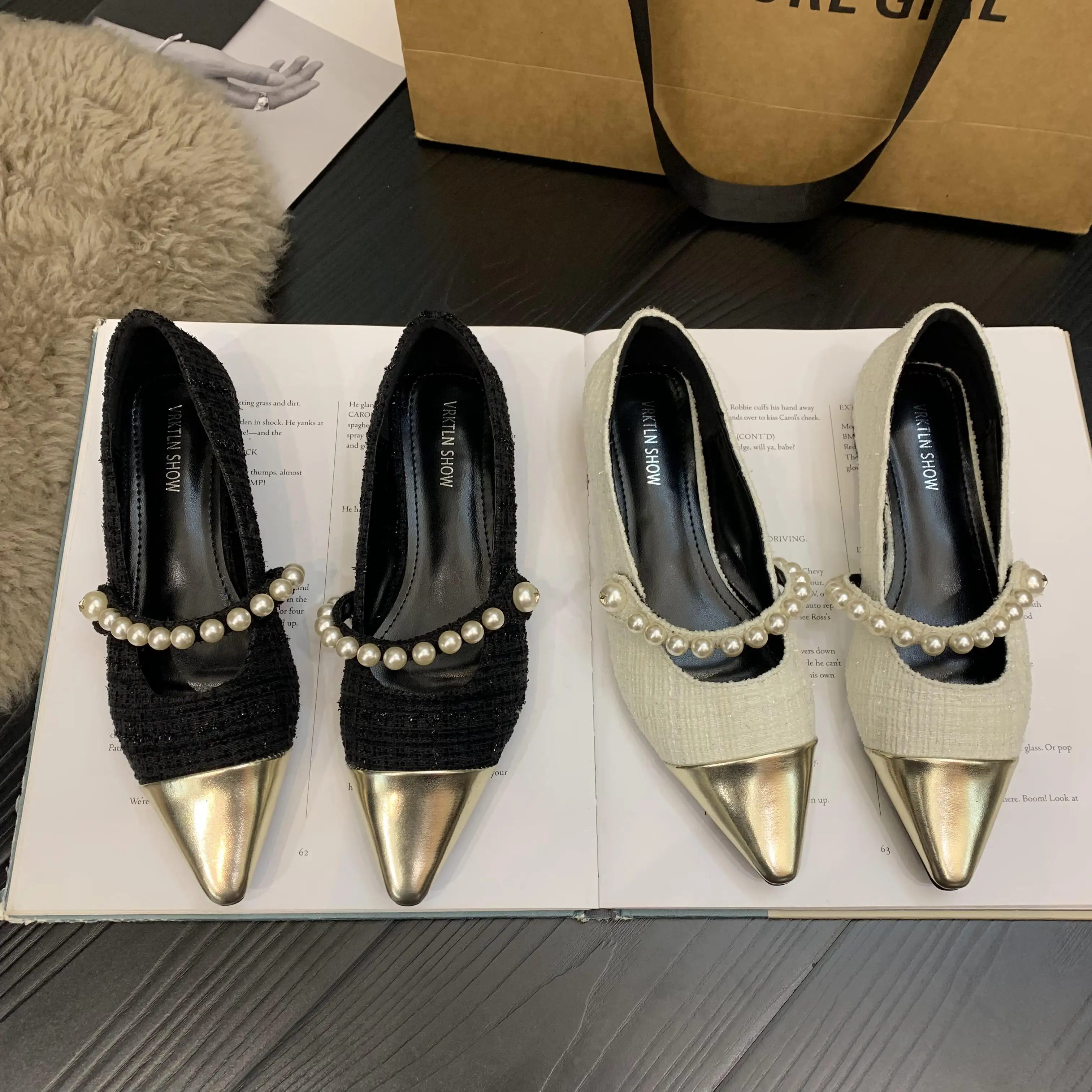 

Женские туфли-лоферы с острым носком, на плоской подошве, с жемчужной цепочкой