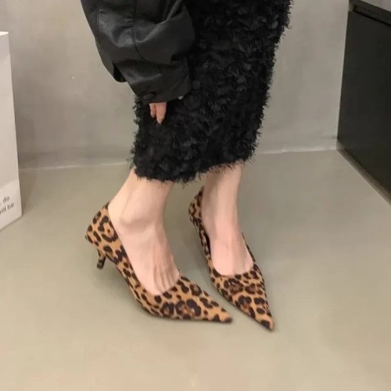 Женские туфли-лодочки с леопардовым принтом заостренный носок без застежки