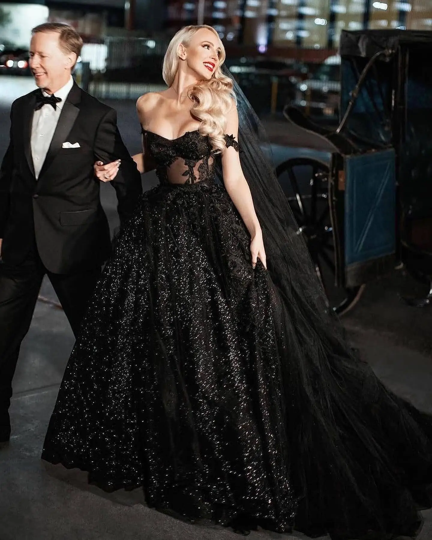 

Black Wedding Dresses Off the Shoulder Appliqued Lace Ball Gown Puffy Bling Robe De Mariee