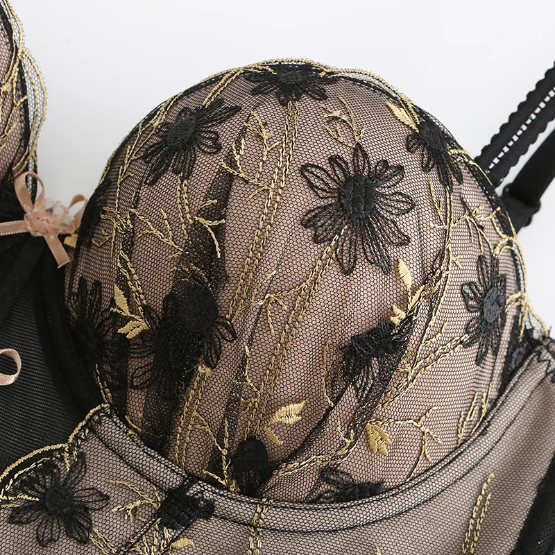 Комплект женского нижнего белья из бюстгальтера пуш-ап с вышивкой и трусиков |