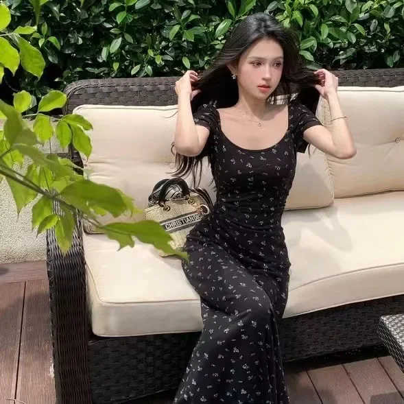 Черное платье с коротким рукавом и цветочным принтом новинка 2024 Женская