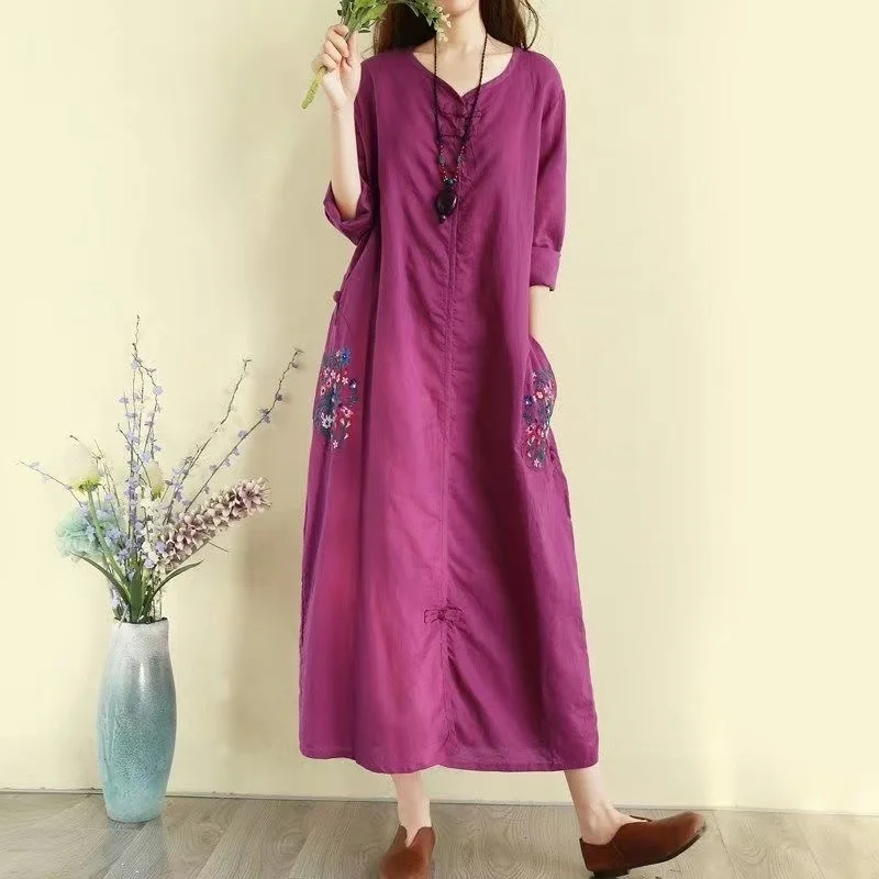 

Vintage embroidered blouse, loose and flowing, fashionable for spring and summer