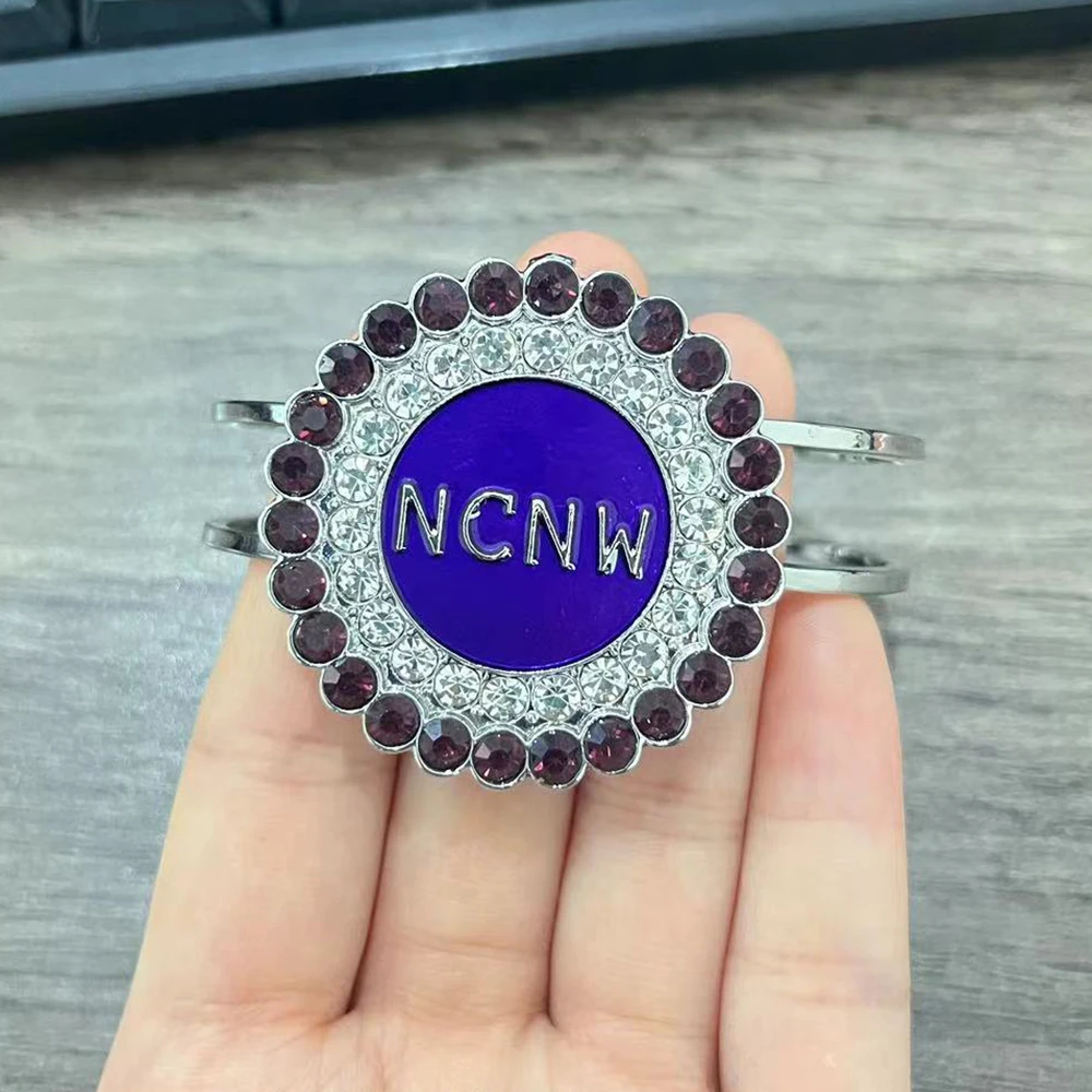 Фиолетовый круглый регулируемый браслет с логотипом NCNW
