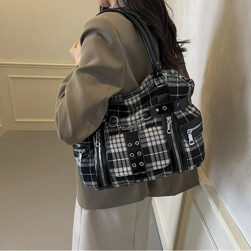 Фото SHELKSBAG Сумка на плечо в клетку в стиле панк с подъемом в готическом стиле, альтернативная сумка-тоут с верхней ручкой, женская сумка 2025, модные новые сумки через плечо №3