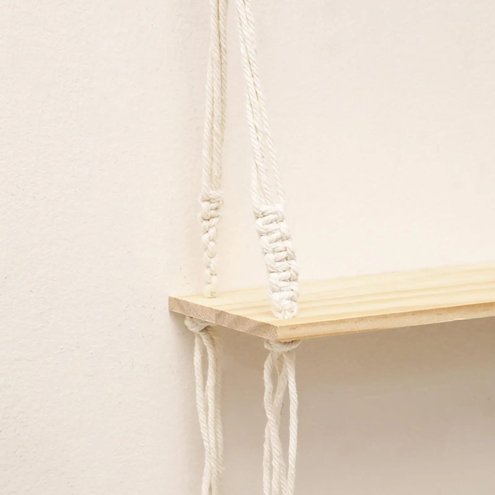 Настенная вешалка для растений в стиле макраме