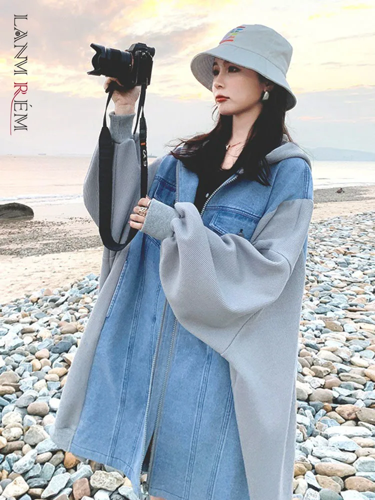 

LANMREM женская джинсовая Лоскутная куртка с капюшоном контрастных цветов средней длины Свободные повседневные пальто женские 2023 Весна Зима ...