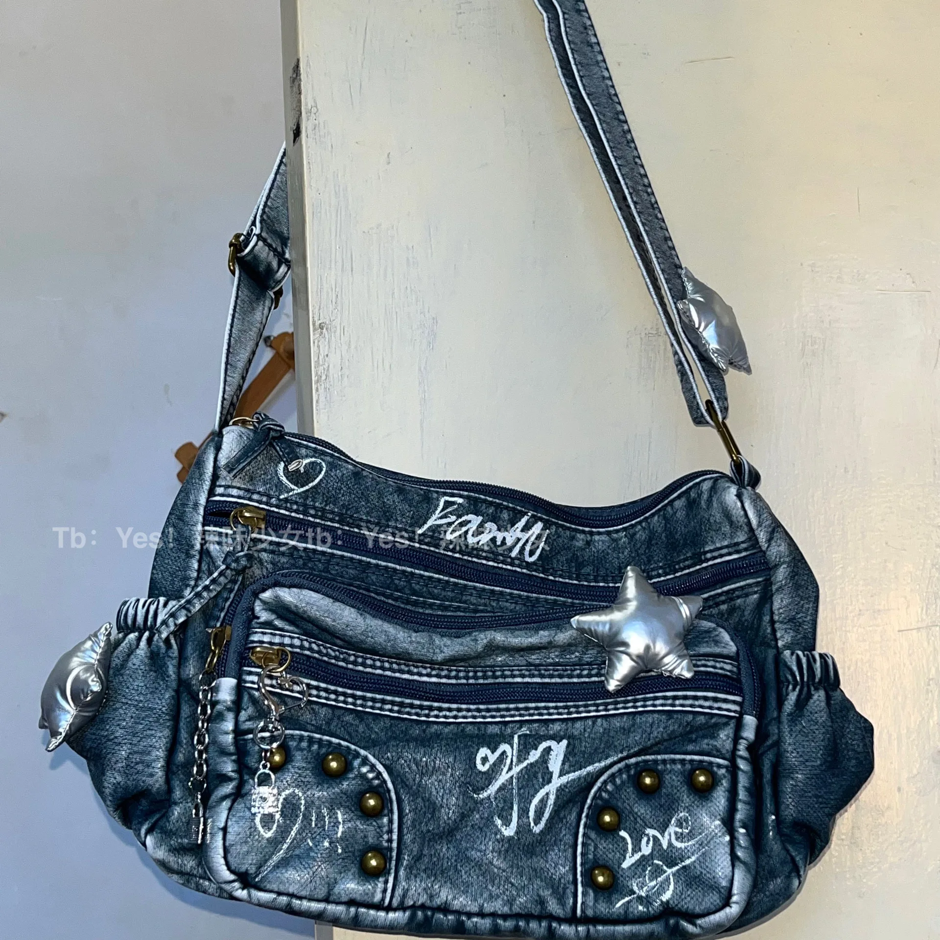 ΠΠΌΠ΅ΡΠΈΠΊΠ°Π½ΡΠΊΠ°Ρ Π²ΠΈΠ½ΡΠ°ΠΆΠ½Π°Ρ ΠΏΠΎΠΏΡΠ»ΡΡΠ½Π°Ρ ΡΠ»ΠΈΡΠ½Π°Ρ ΠΎΠ΄Π΅ΠΆΠ΄Π°, ΠΌΠΎΡΠΎΡΠΈΠΊΠ»Π΅ΡΠ½Π°Ρ ΡΡΠΌΠΊΠ° ΡΠ΅ΡΠ΅Π· ΠΏΠ»Π΅ΡΠΎ Y2k, ΡΡΠΌΠΊΠ°-ΠΌΠ΅ΡΡΠ΅Π½Π΄ΠΆΠ΅Ρ ΡΠ½ΠΈΡΠ΅ΠΊΡ ΠΈΠ· ΠΌΡΠ³ΠΊΠΎΠΉ ΠΊΠΎΠΆΠΈ, ΠΌΠΎΠ΄Π½Π°Ρ ΡΡΠΌΠΊΠ° ΡΠ΅ΡΠ΅Π· ΠΏΠ»Π΅ΡΠΎ ΠΠΌΠ΅ΡΠΈΠΊΠ°Π½ΡΠΊΠ°Ρ Π²ΠΈΠ½ΡΠ°ΠΆΠ½Π°Ρ ΠΏΠΎΠΏΡΠ»ΡΡΠ½Π°Ρ ΡΠ»ΠΈΡΠ½Π°Ρ ΠΎΠ΄Π΅ΠΆΠ΄Π°, ΠΌΠΎΡΠΎΡΠΈΠΊΠ»Π΅ΡΠ½Π°Ρ ΡΡΠΌΠΊΠ° ΡΠ΅ΡΠ΅Π· ΠΏΠ»Π΅ΡΠΎ Y2k, ΡΡΠΌΠΊΠ°-ΠΌΠ΅ΡΡΠ΅Π½Π΄ΠΆΠ΅Ρ ΡΠ½ΠΈΡΠ΅ΠΊΡ ΠΈΠ· ΠΌΡΠ³ΠΊΠΎΠΉ ΠΊΠΎΠΆΠΈ, ΠΌΠΎΠ΄Π½Π°Ρ ΡΡΠΌΠΊΠ° ΡΠ΅ΡΠ΅Π· ΠΏΠ»Π΅ΡΠΎ