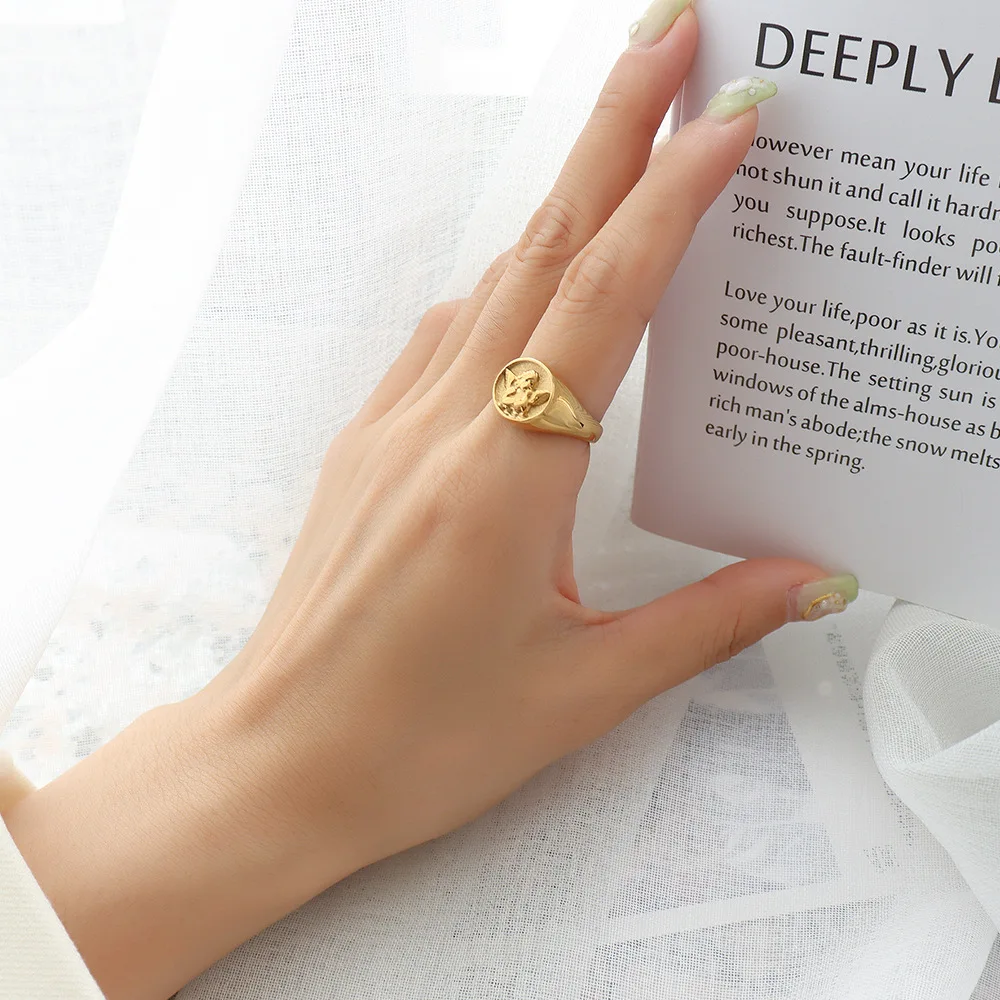 Женское кольцо на указательный палец позолоченное из нержавеющей стали 18 карат