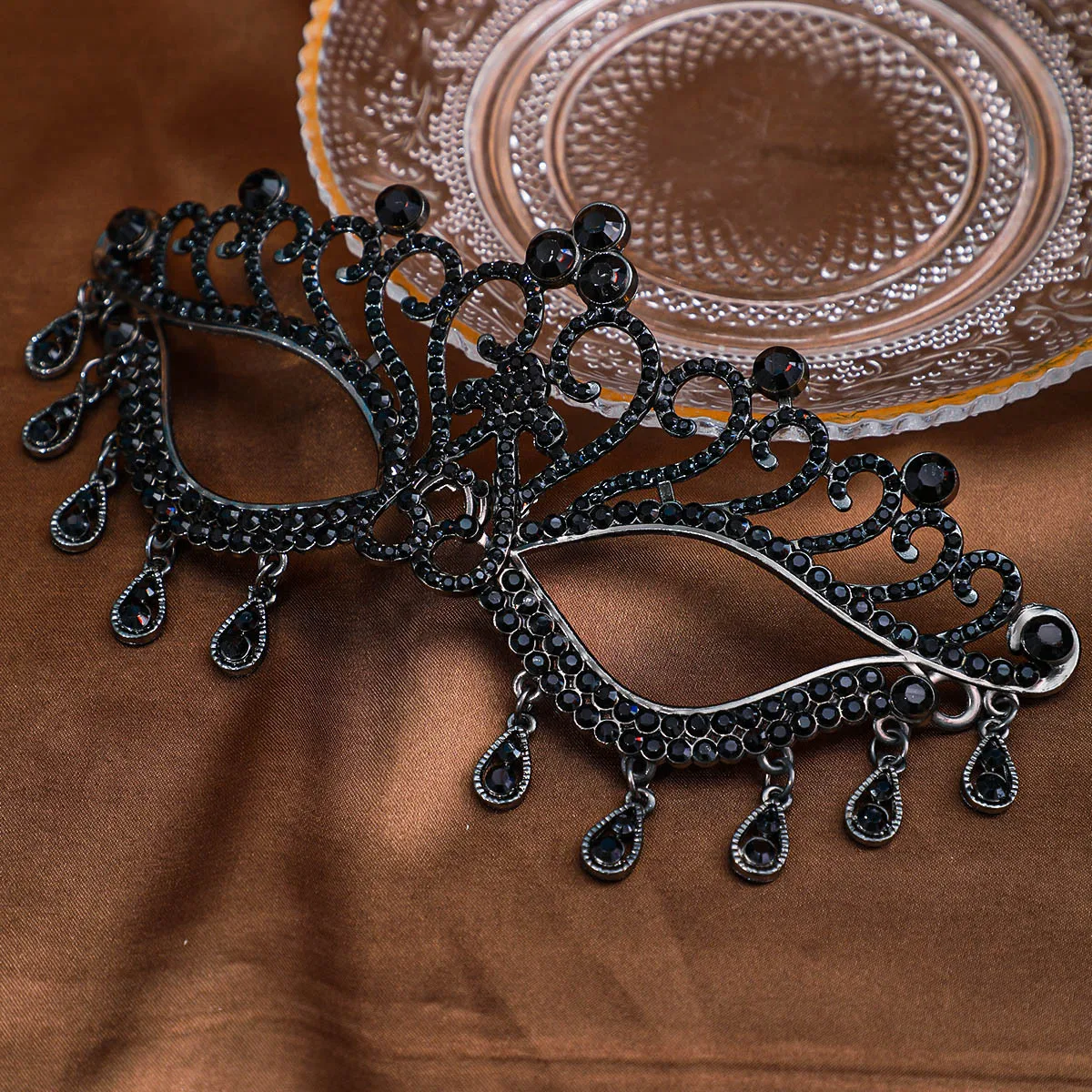 Маскарадная маска металлическая со стразами