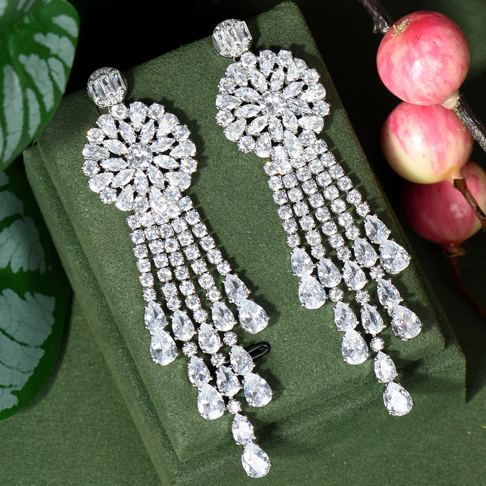 

Большая роскошная длинная люстра