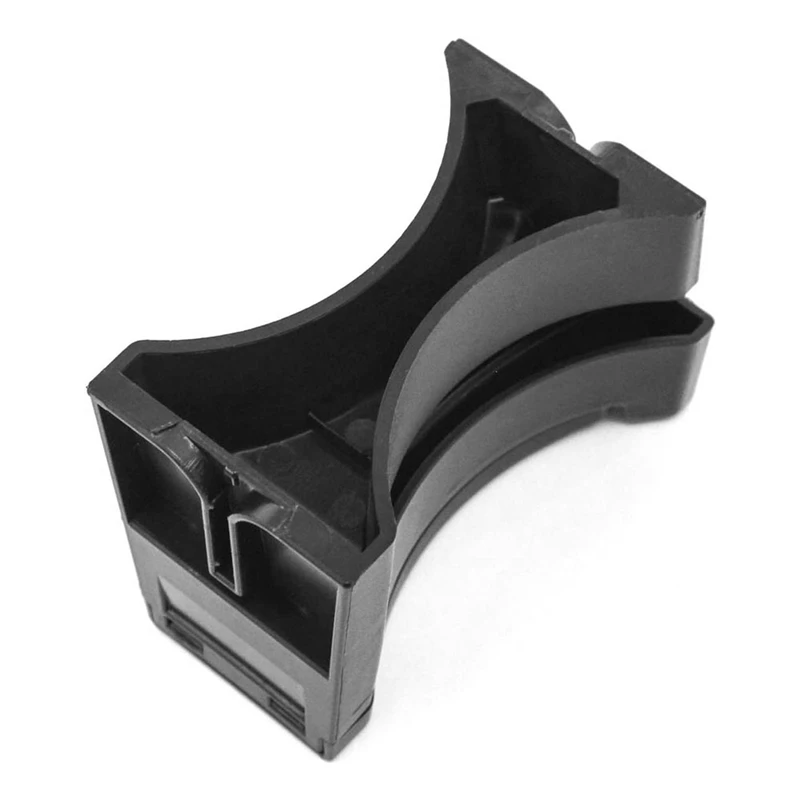 Автомобильный разделитель подстаканника вставленный в центральную консоль