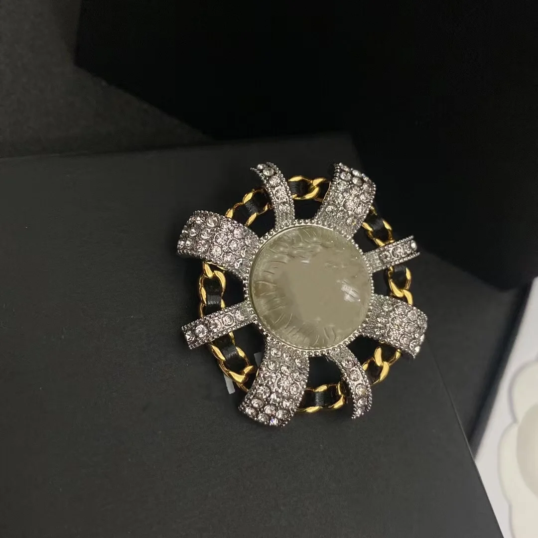 

Brooch pierced leather peach heart inlaid diamond brooch breast buckle autumn and winter new out of stock king size female acces